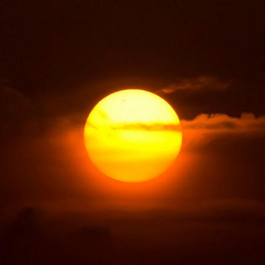 Sun round. Sun round. Солнце из-за туч. Sun round. Солнце на золотом фоне.