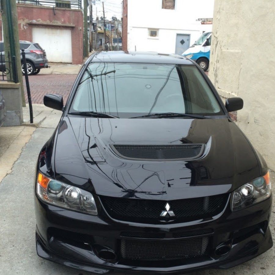 Чёрный Mitsubishi Lancer Evolution IX