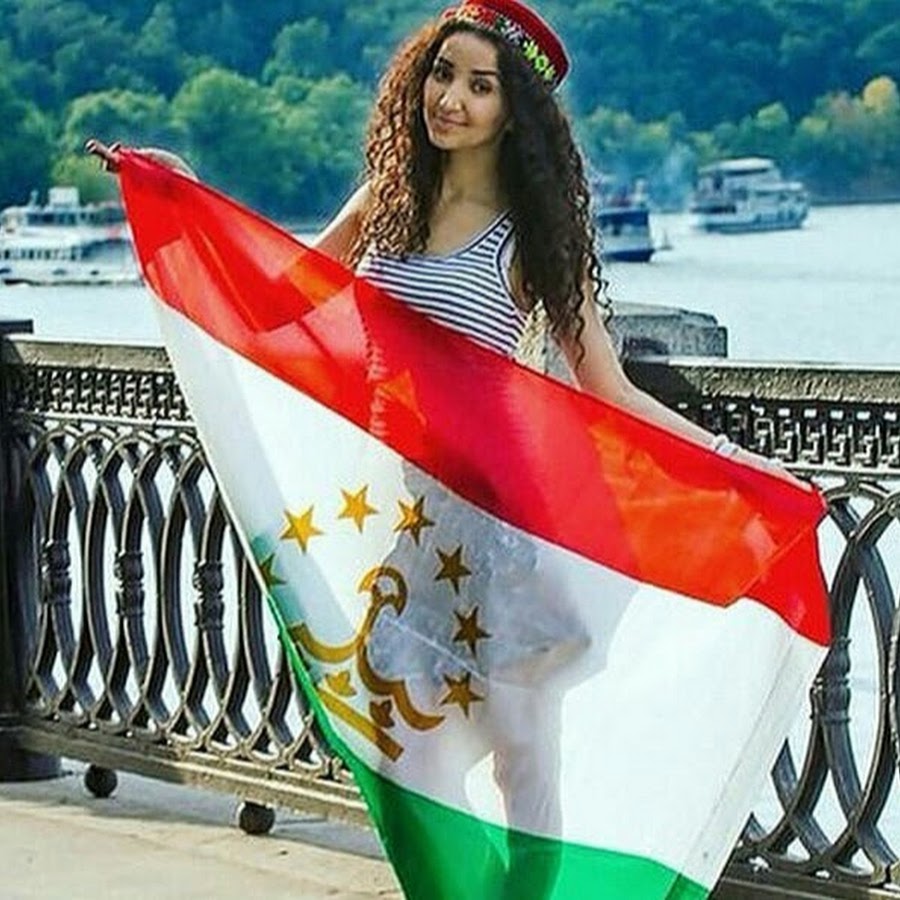 Таджикский иранский. Девушки с таджикским флагом. Таджичка с флагом. Флаг Таджикистана. Девушка таджичка с флагом.