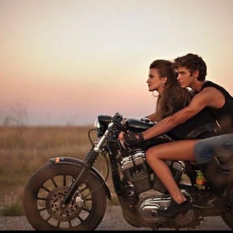 Riding sister. Любовь мотоцикл дерево. Любовь витает в воздухе мотоцикл.