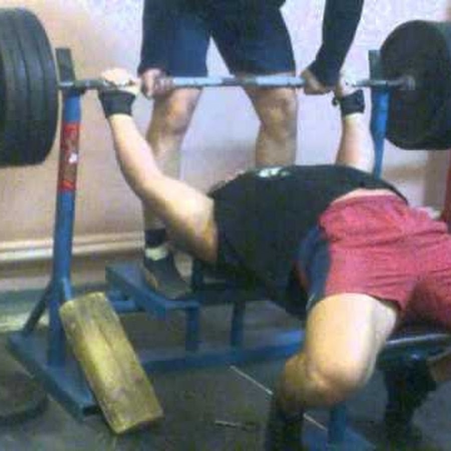 Сарычев калькулятор жима. Жим штанги лежа сарычев. Путь к 100 кг жим лёжа сарычев. Жим сарычева 335. Мостик в жиме.