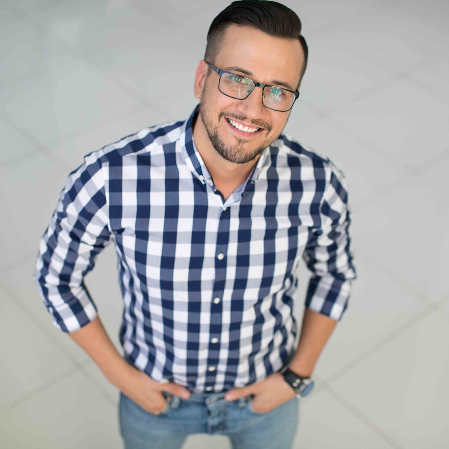 Ведущий москва