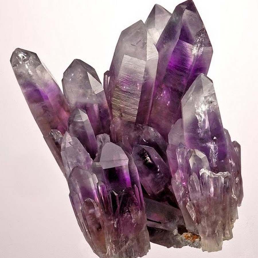 Виды аметиста. Кварц аметист минерал. Аметист кварц камень. Фиолетовый кварц аметист. Что такое аметист слюда и кварц.