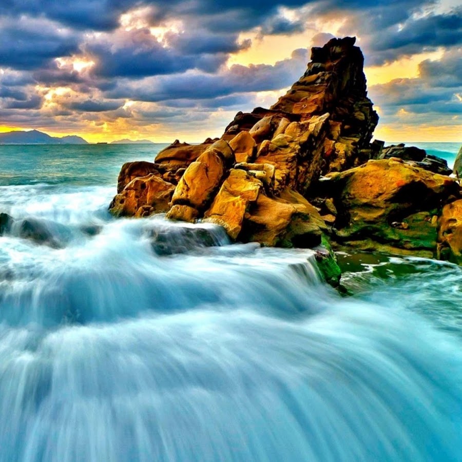 Flowing into. Водопад мериси. Адыгея водопады. Вода льется. Высота водопада атираппилли.