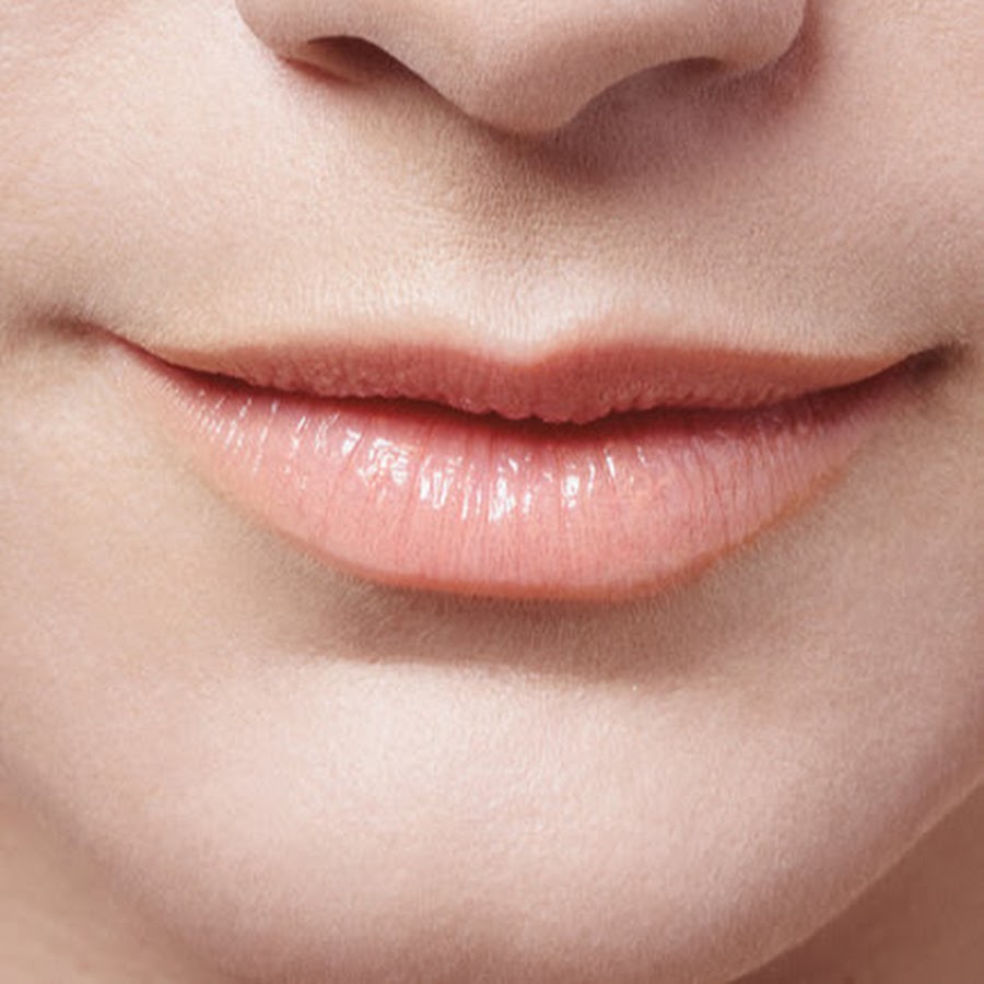 Женские губы. Губы вблизи. Девушка прикрывает губы. Двушка прикрыла рот рукой. Улыбающиеся губы.