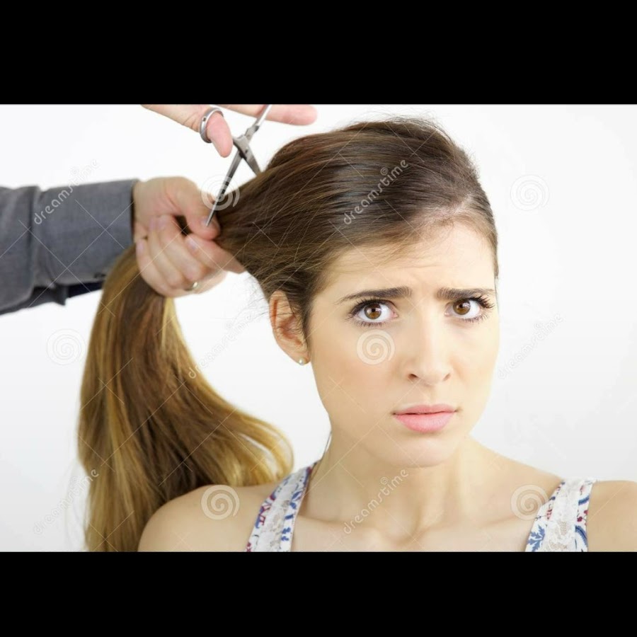 девушка подстригает волосы. девушка с волосами. длинные волосы юмор. шутки про волосы. дарья губанова длинные волосы.