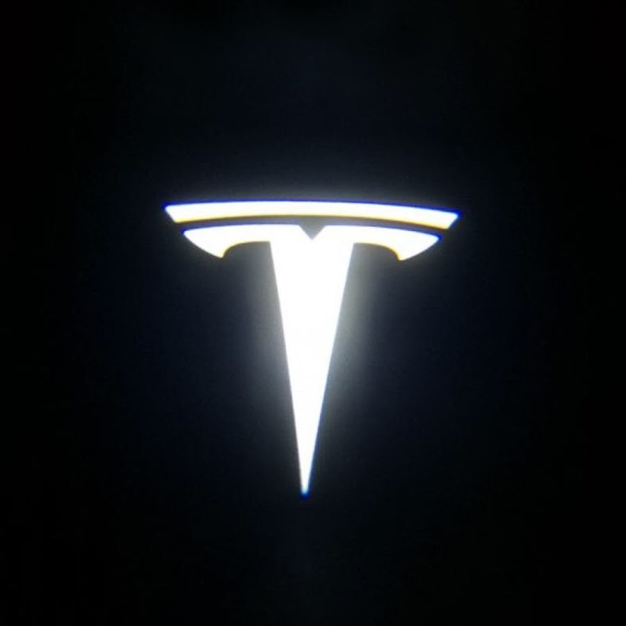 Знак теслы на машине. Тесла знак. Эмблема Тесла автомобиль. Тесла знак на машине. Значок Тесла на черном фоне.