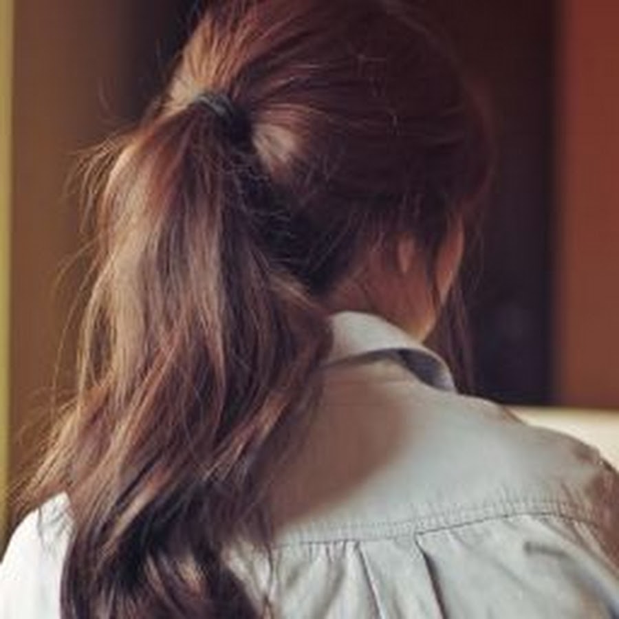 Шатенка со спины