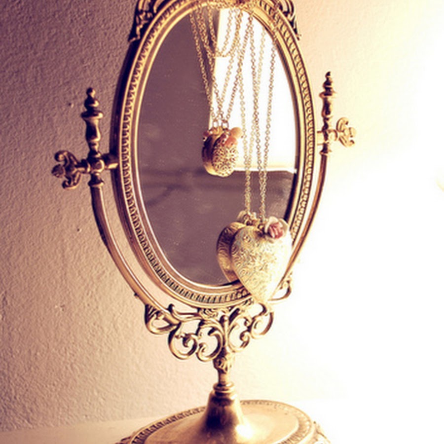 Новая жизнь зеркалу. Зеркало настольное винтажное. Зеркало винтажное настольное с попугаем. Винтажное зеркало с столиком. Зеркало настольное тренд.