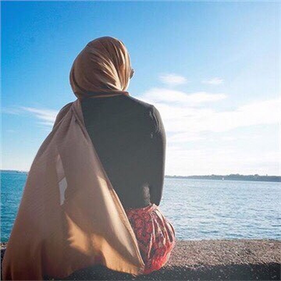 Шарф на спине. Девушка в платке со спины. Мусульманки в платках со спины. Мусульманка в платке. Красивые девушки в платках со спины.