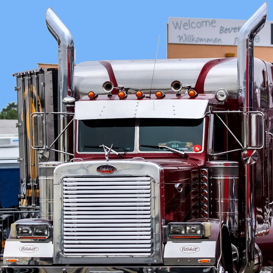 Dirty cattle truck. грузовик видео. грузовик видео. грузовик cascadia гонки. петербилт 2016.