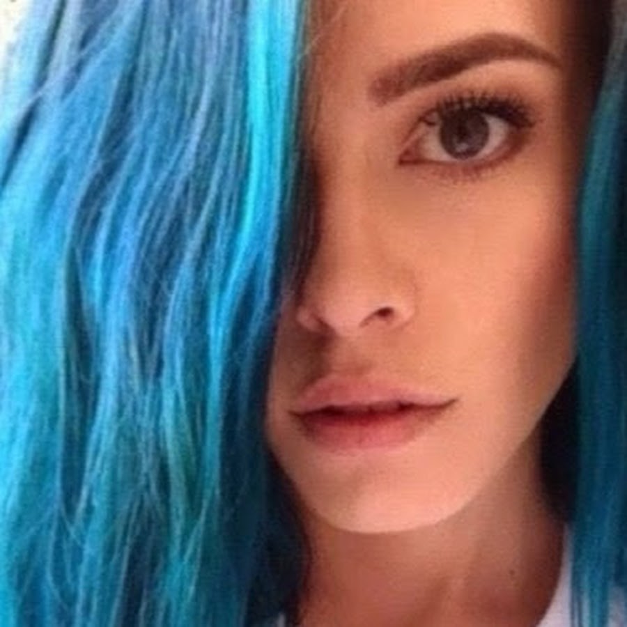 девушка с голубыми волосами. девушка со светло голубыми волосами. бледно голубые волосы. небесно голубые волосы. девочка с голубыми волосами.