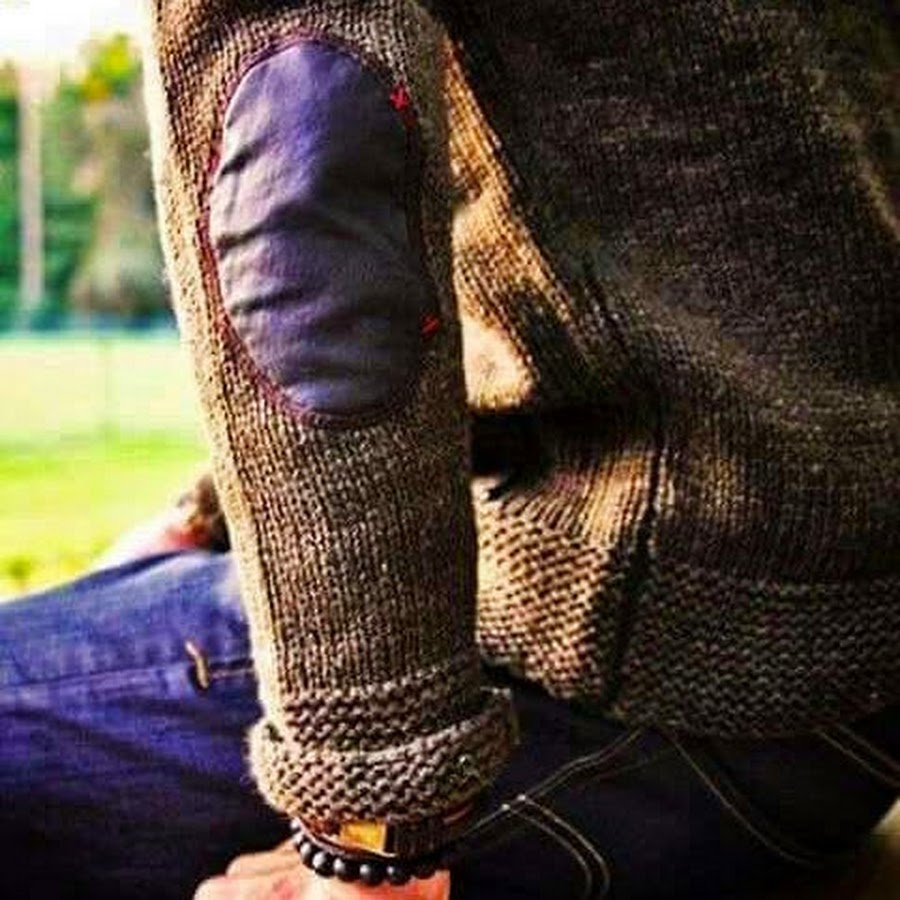 Толстовка с заплатками на локтях. Заплатки на рукавах свитера. Заплатки на локти свитера. Свитер с латками на локтях. Свитер с налокотниками мужской.