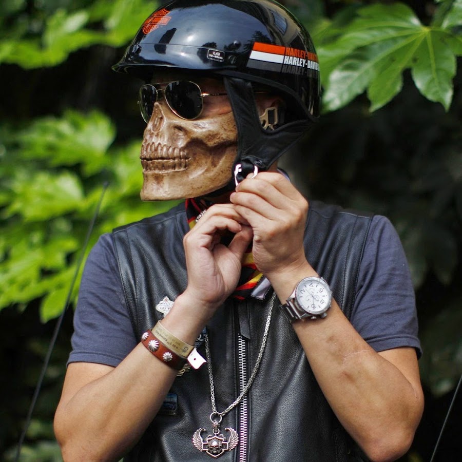 День крутого человека. Крутой байкер в шлеме. Крутой байкерский шлем. Крутой человек. Мотоциклист в шлеме.