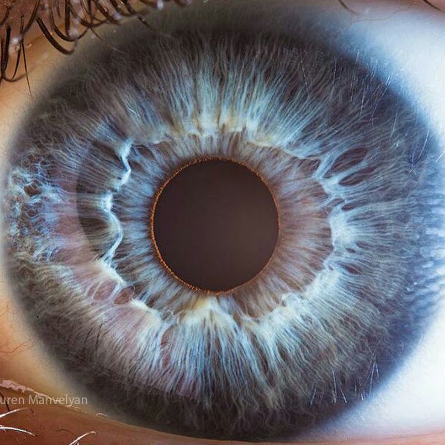 Глаза с разводами. Глаза на фоне космоса. Глаза с разводами. Глаза с развода и бензина. Глаза с разводами.