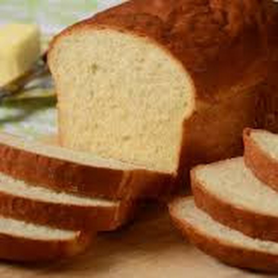 Ломтик черного хлеба. Кусочек батона без фона. Ломтик хлеба. Кусок батона на белом фоне. Ломоть хлеба.