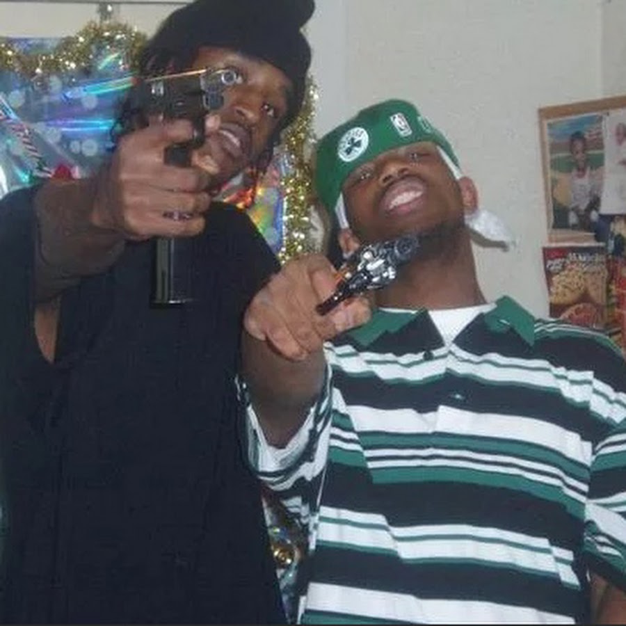 Niggas gangsta. Негры гангста. Негр со стволом. Новогодний нигер гангстер. Темнокожий гангстер