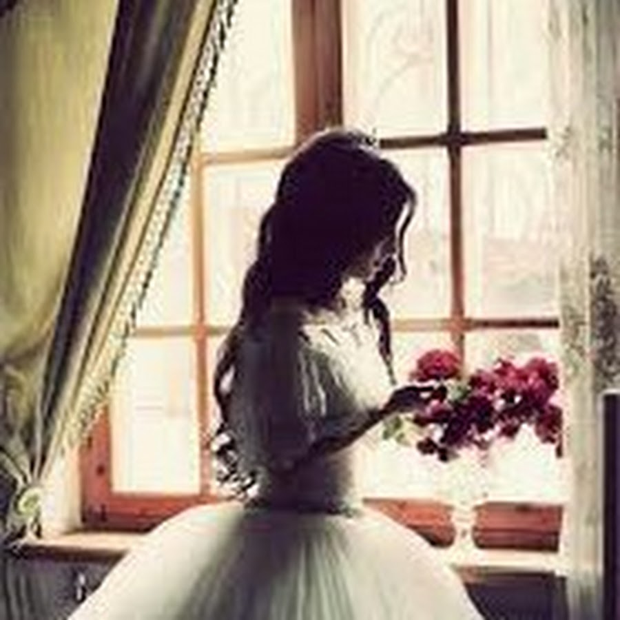 Девушка с десертом. Парень с подругой. Девочка с мороженым. Девочки подружки. Девочка россия.