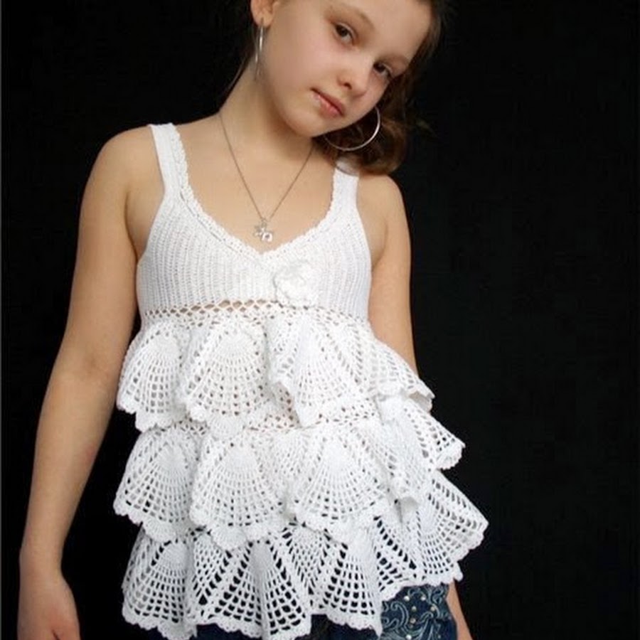 вязаный топ для девочки крючком. детский вязаный топ. вязаные маечки для девочек. топик крючком для девочки. топ для девочки крючком год.