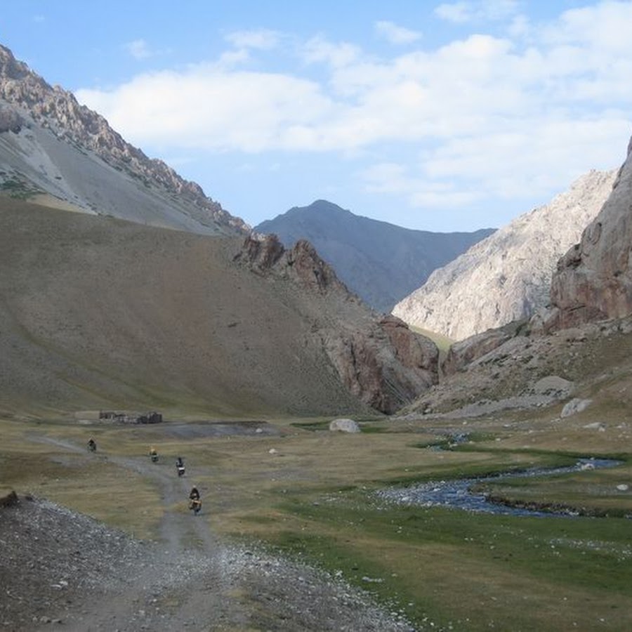 Памир в горах цветы. Казиёол памир. Памир 4. Джайлоо памир. Памир шитит.