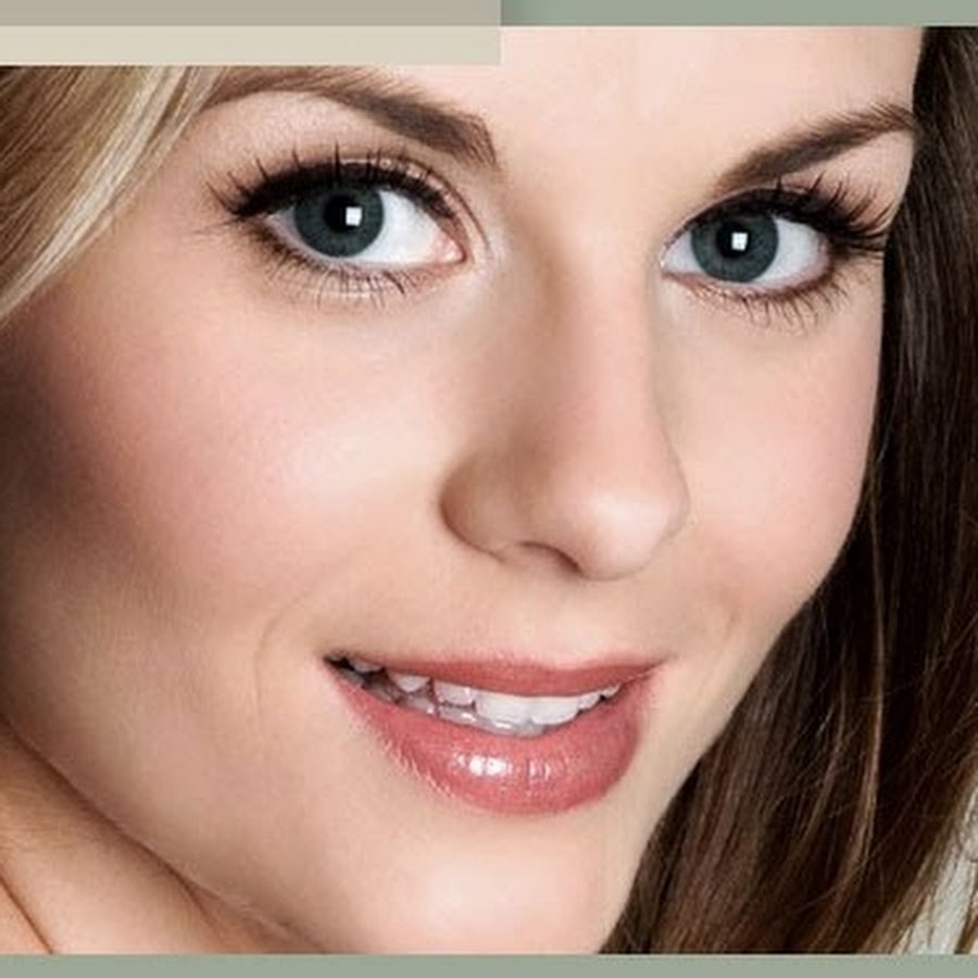 красивые женщины после 40. полуулыбка фото. мэгги грейс портрет. легкая полуулыбка. келли миттендорф без макияжа.