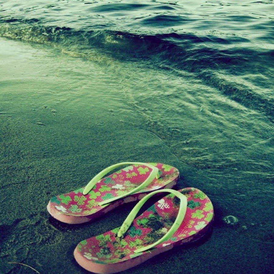 Тапочки у моря