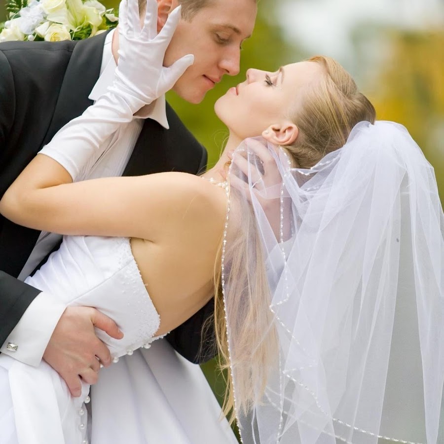 Понравилась свадьба. Жених целует невесту в лоб.
