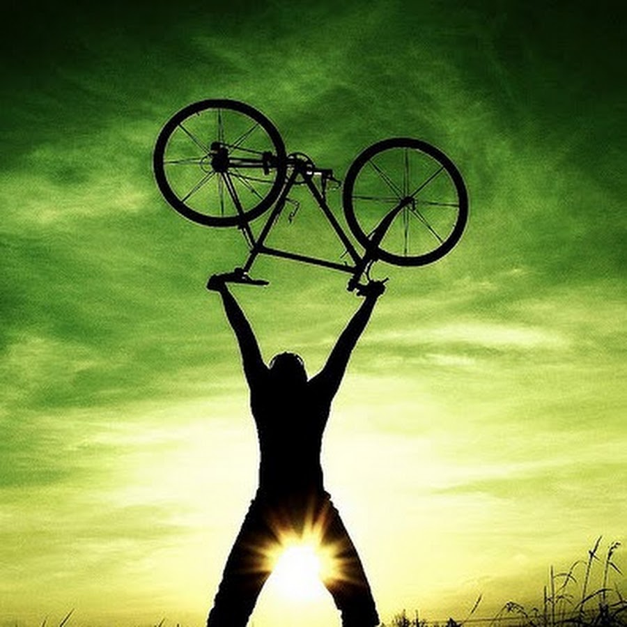 bicicletta appesa dietro tv