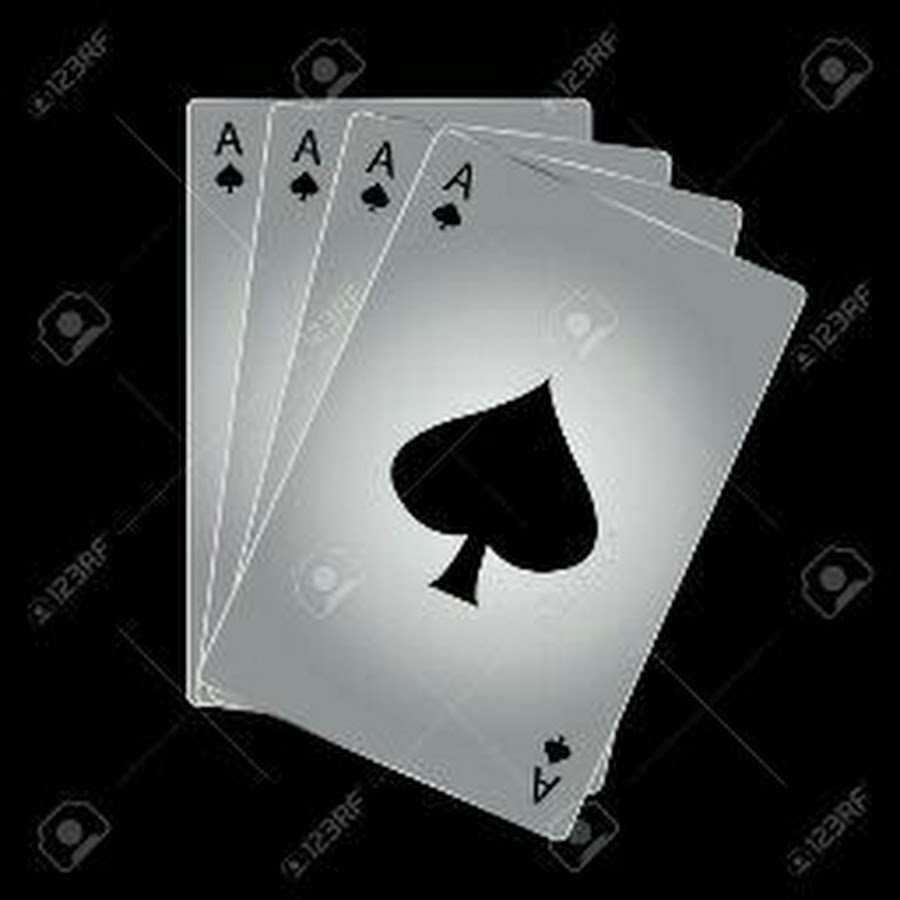 Игральные карты на темном фоне
