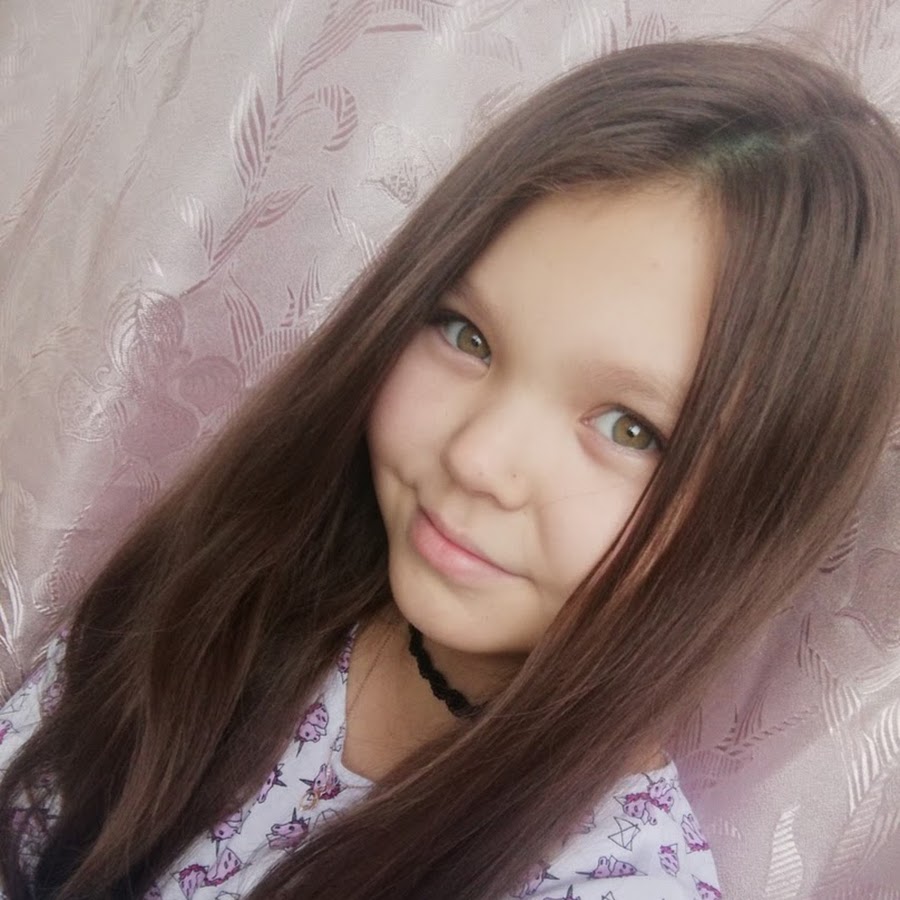 маленькая девочка в платке. девочка рыдает. девле. берен гёкйылдыз сейчас. вредная девочка.