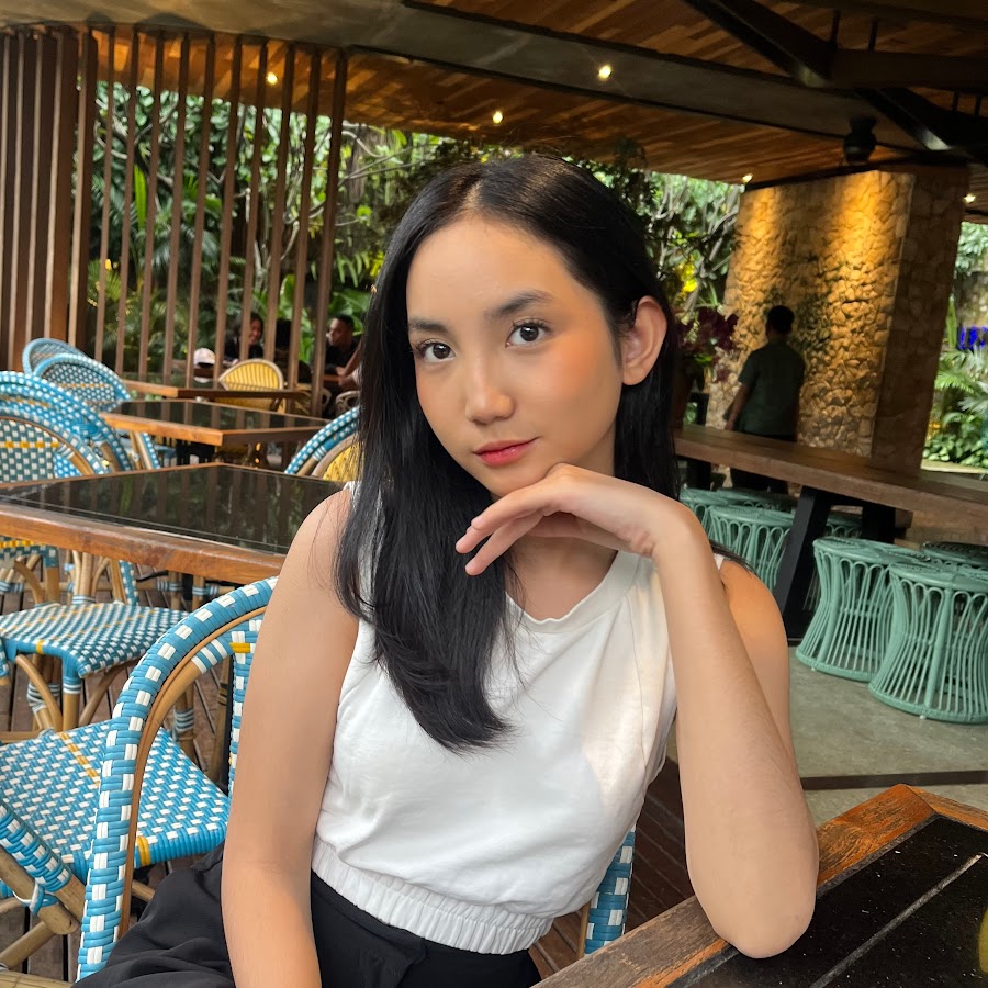 Alexandra Vallerie YouTube