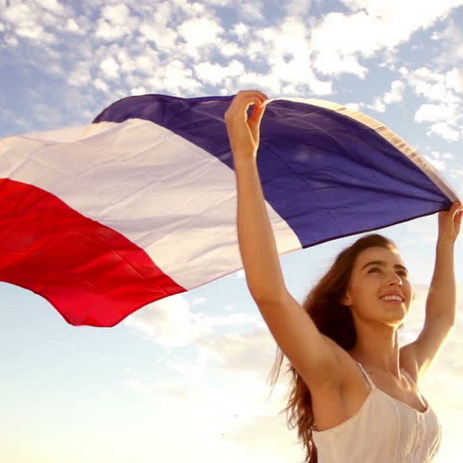 девушка с флагом. голландские девушки с флагом. крым с русским флагом. девушка с флагом турции. человек с флагом украины.