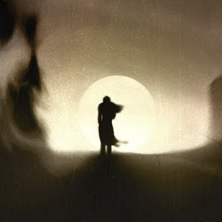 человек уходящий в туман. одинокий человек на дороге. парень уходит в темноту. человек уходит в тень. темный человек.