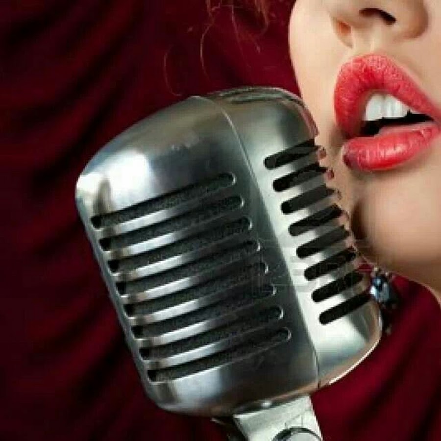 Бесплатное пение. Девушка поет. Женщина, которая поет. Поющие губы. Девушка с микрофоном.