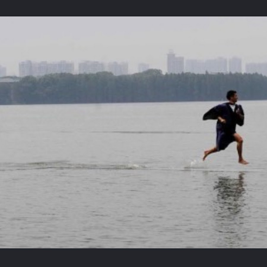 Бег под водой. Идет по воде. Человек ходит по воде. Мужик бежит по воде. Ходьба по воде.