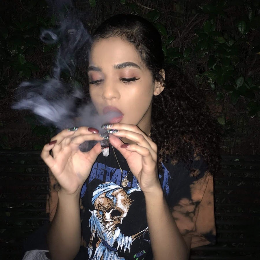Курящие марихуану девушки бизнес выращивание конопли