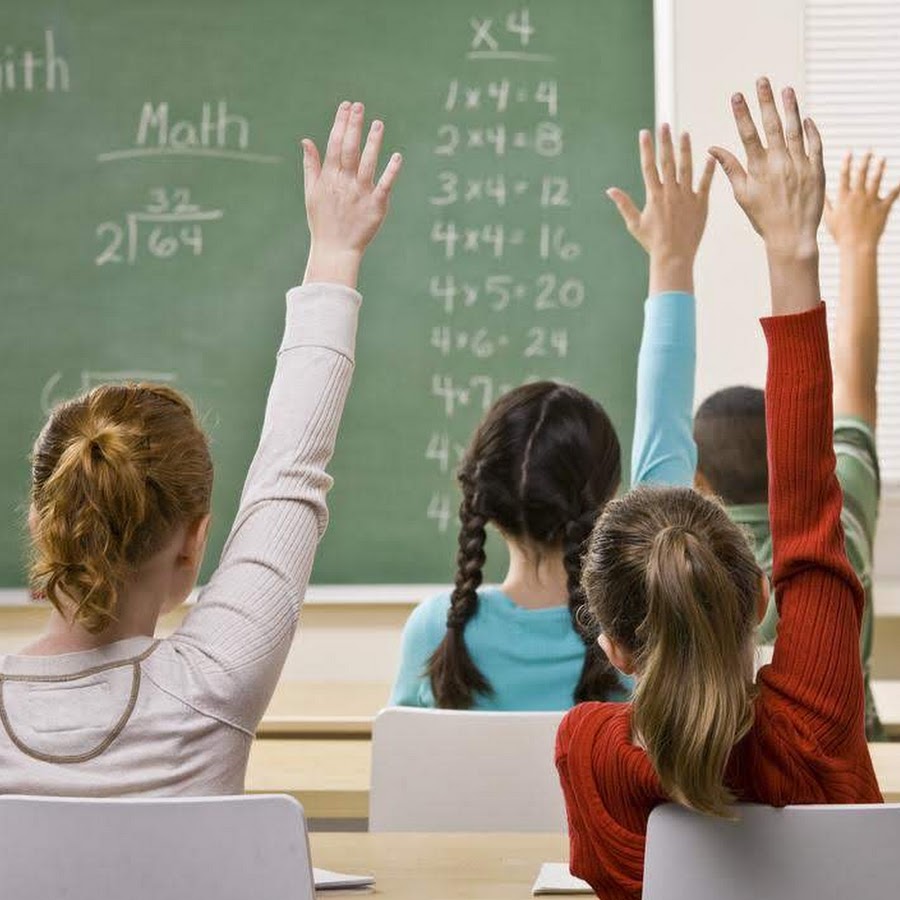 Ученицы 6 классов. Школьники старшеклассники. Школьники в классе. Парта для детей. Учителя в школе групповой снимок.