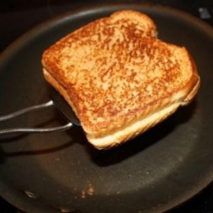 Хлеб на масле на сковороде. Хлеб с сыром в тостере. Жареный хлеб. Тосты без тостера. Хлеб в масле на сковороде.