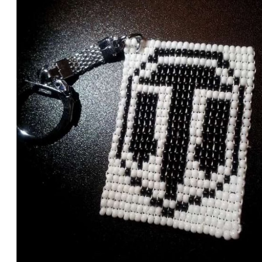 Танк из бисера схема. Танк из бисера. Брелок из бисера для мужчин. Брелок из бисера для мужчин в машину. World of Tanks из бисера.