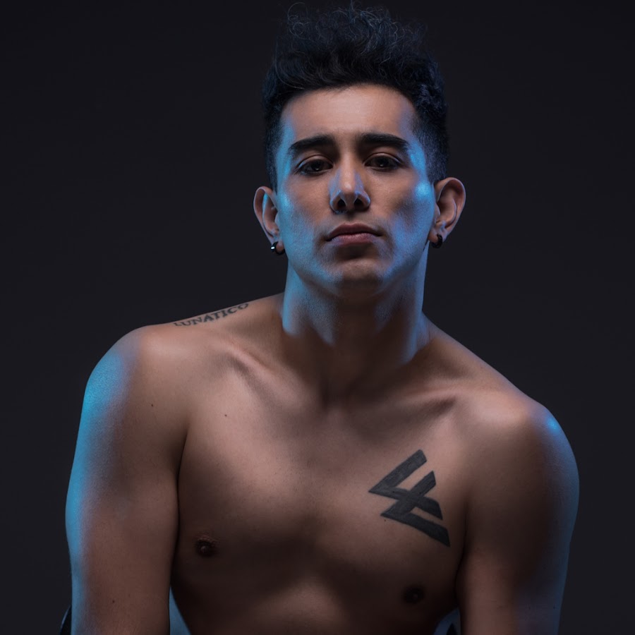 Алекс крис кино. Крис александр. Criss alex. Criss bellini постер. Criss alex.