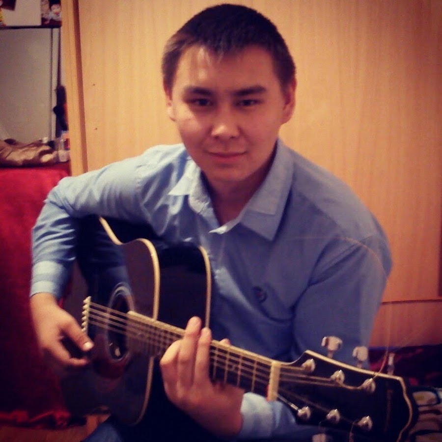 Седой исполнитель песен. А я парнишка лет 16. Одуванчики. Я парнишка седой на гитаре перебор. А я парнишка лет 16.