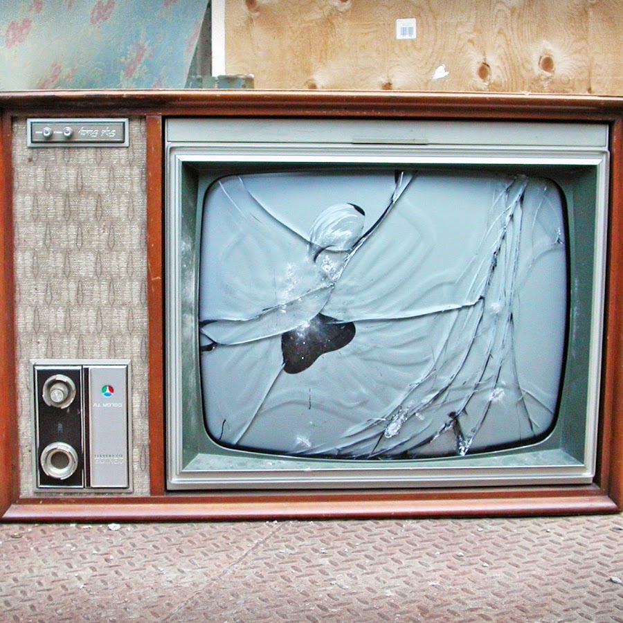 Телевизор сломался буду. Сломанный телевизор. Старый сломанный телевизор. Разбитые телевизоры. Советские телевизоры сломанные.