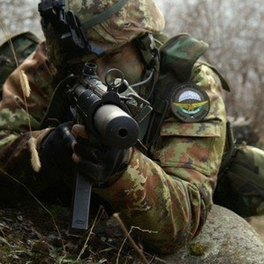 Солдат больший. Солдат с военными очками. Солдат с g11. Дубненский военный солдат.