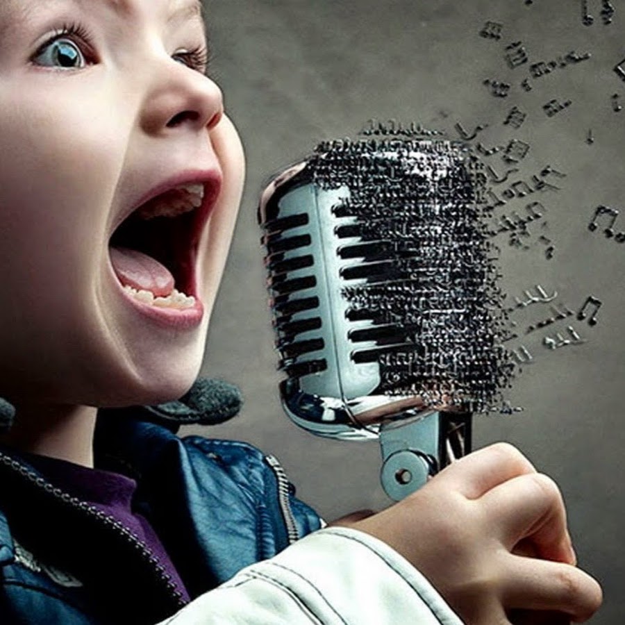 Поют юноши. Дети поют. Мальчик с микрофоном. Пение. Поют талантливые дети.