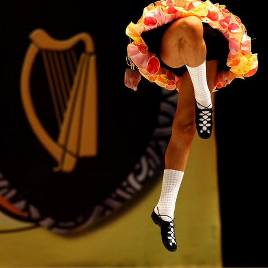 Танцы без трусика. Ирландский танец для начинающих. Ирландские танцы ноги в прыжке. Ирландские танцы трусы. Танец на прямых ногах