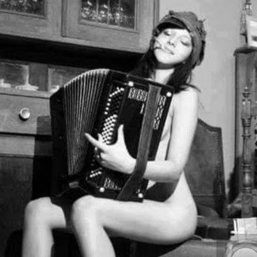 Музыкальная интуиция zaz. Француженка исполняет песню. Француженка поет красиво. Девушка француженка поет. Француженка исполняет песню.