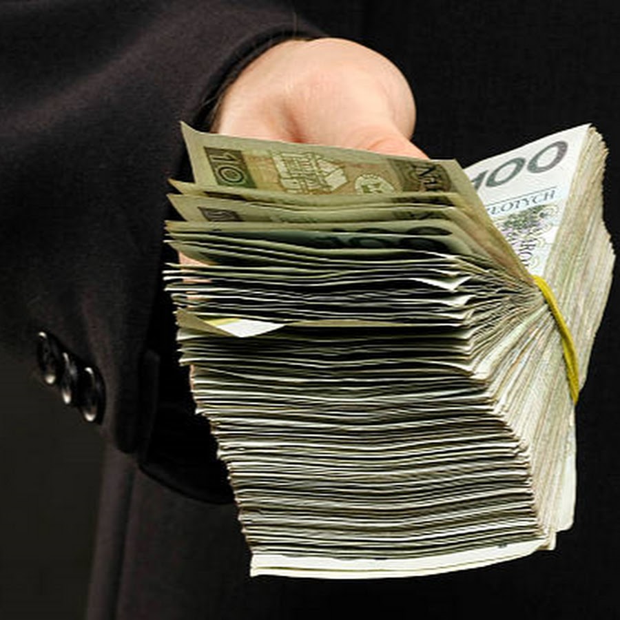 Действие кассира при получении денег. Деньги прием. Отношение к деньгам. Прием наличных. Доллары в руках.