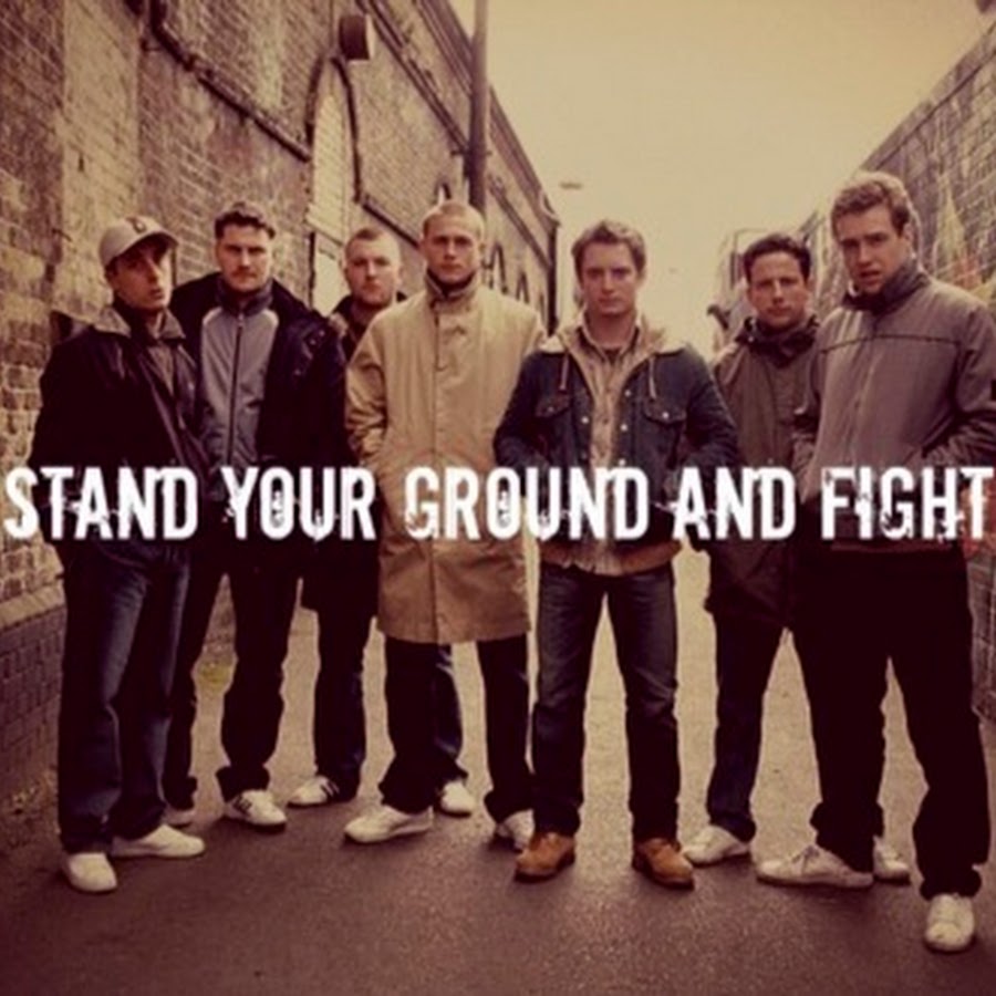 Stand your ground. Чарли Ханнэм Грин стрит хулиганс. Stand your ground Green Street Hooligans. Английский хулиган Кэжуал. Чарли Ханнэм Грин стрит сидит у забора.