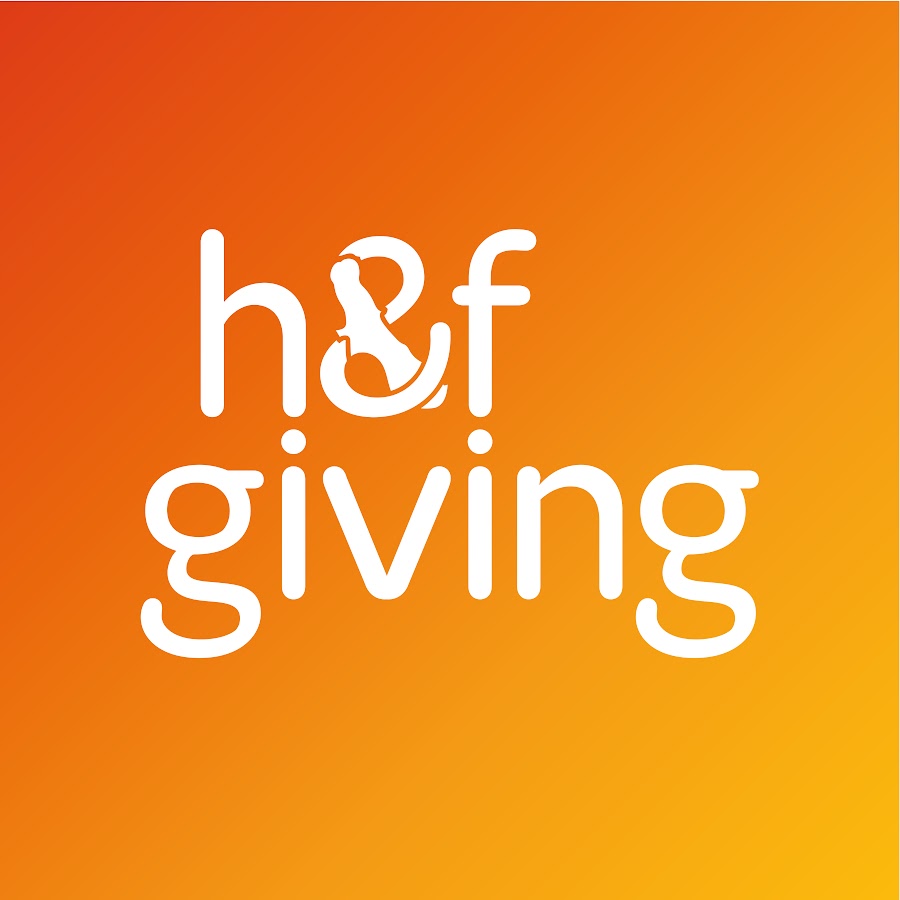 Мужчина дарит подарок. Дрейк в 2018. Дарим подарки. Подарок девушке. Человек с большим списком.