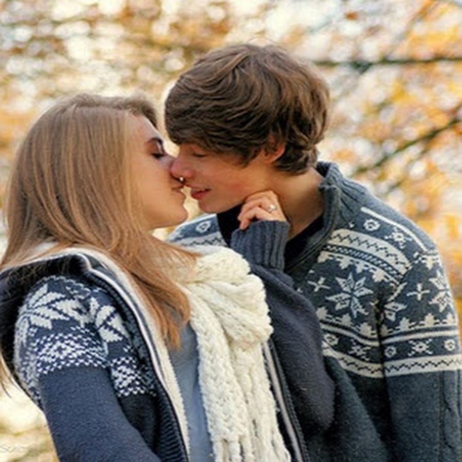 любовь подростков. поцелую подростков. влюбленная пара подростков. любовь подростков. нежные подростки.